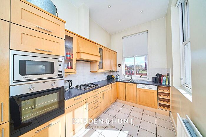 2 Bedroom Apartment To Rent In Osborne House, Repton Park, Woodford Green, IG8