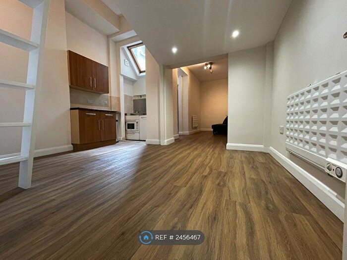 Studio To Rent In High Street, London, N8