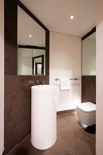 2 Bedroom Flat To Rent In Duke Street, Mayfair, London, W1K