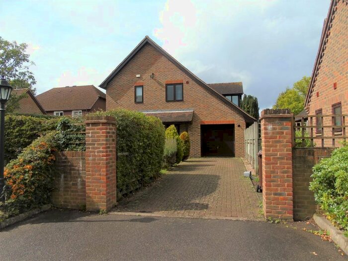 4 Bedroom Detached House To Rent In Badshot Lea Road, Farnham, GU9