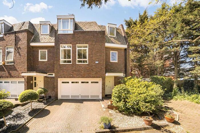 4 Bedroom End Of Terrace House For Sale In Westchester Drive, London, NW4