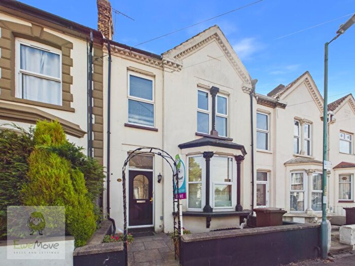 4 Bedroom Terraced House For Sale In Kingswood Road, Gillingham, ME7