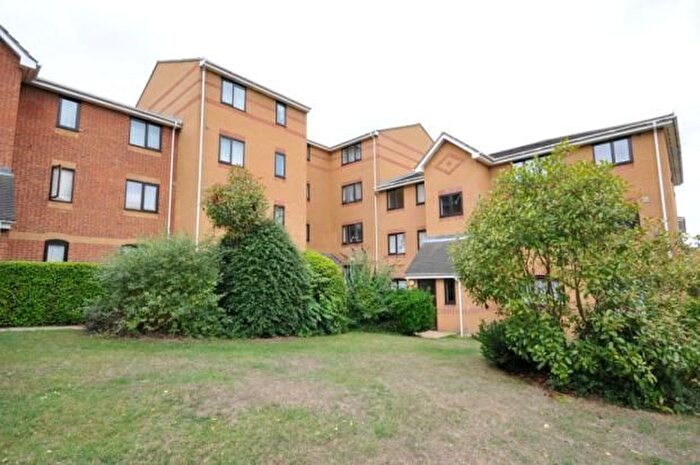 2 Bedroom Flat To Rent In Ascot Court, Aldershot, GU11