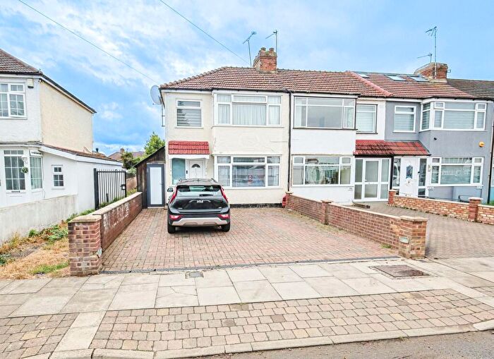 3 Bedroom End Of Terrace House For Sale In Albany Park Avenue, Enfield, EN3