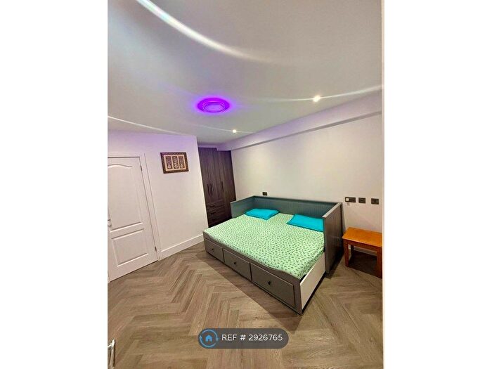6 Bedroom Semi-Detached House To Rent In Ward Gardens, Slough, SL1