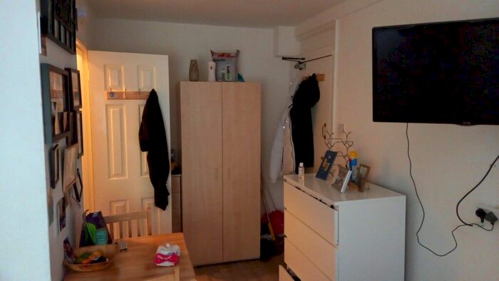 Studio To Rent In High Road, London, N20