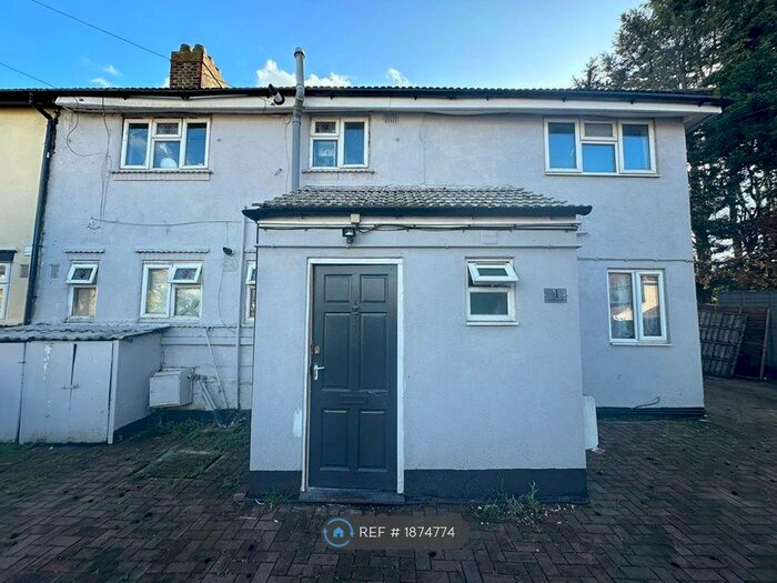 Studio To Rent In Romford, London, RM6