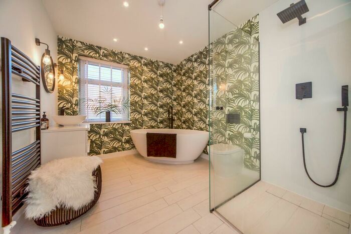 2 Bedroom House To Rent In Wall End, East Ham, E6