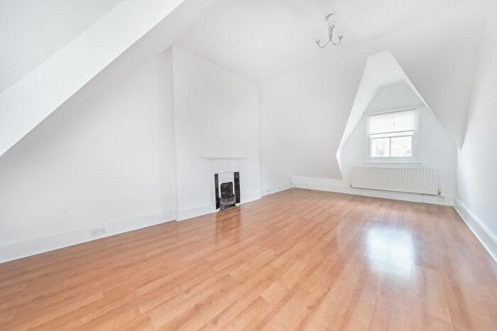 2 Bedroom Flat To Rent In Richmond, Surrey, TW10