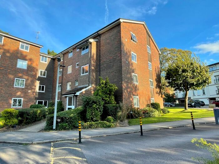 1 Bedroom Flat To Rent In Somers Close, Reigate, RH2