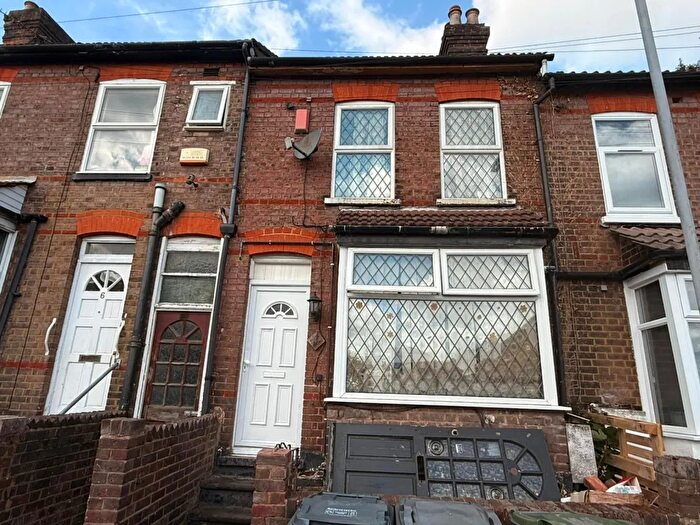 2 Bedroom Semi Detached House For Sale In Winsdon Road, Luton, LU1
