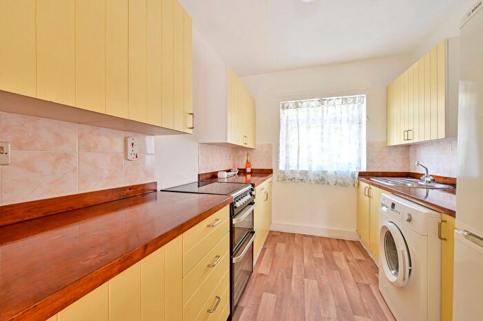 1 Bedroom Flat For Sale In Morden Road, South Wimbledon, London, SW19