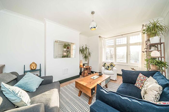 3 Bedroom Flat For Sale In Beechcroft Road, Tooting, SW17