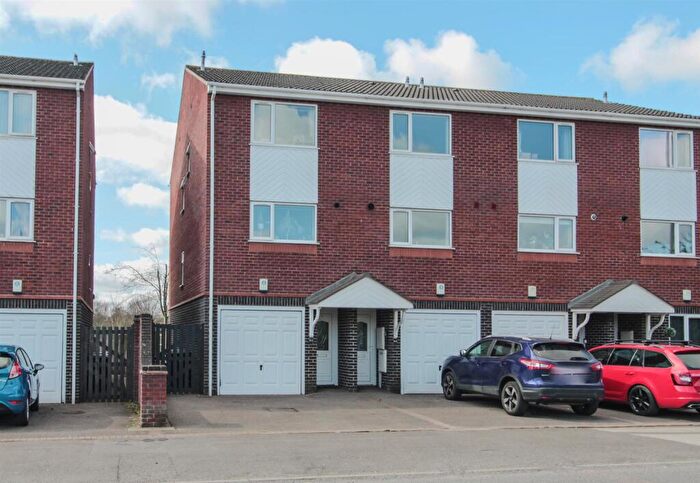 3 Bedroom Town House For Sale In Gedling Road, Arnold, Nottingham, NG5
