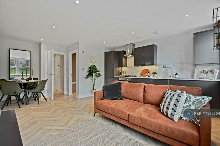 2 Bedroom Flat To Rent In Buckingham Place, High Wycombe, HP13