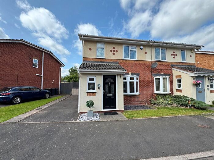 3 Bedroom Semi-Detached House To Rent In Laggan Close, Nuneaton, CV10