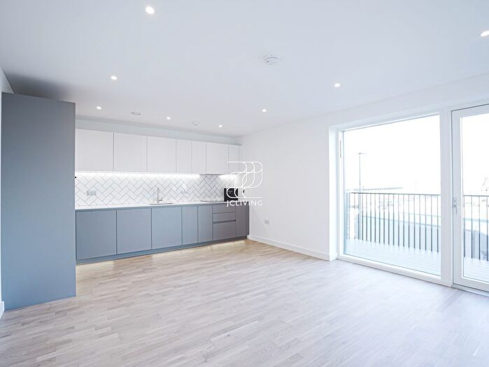 1 Bedroom Flat To Rent In Cedrus Avenue, Southall, UB1