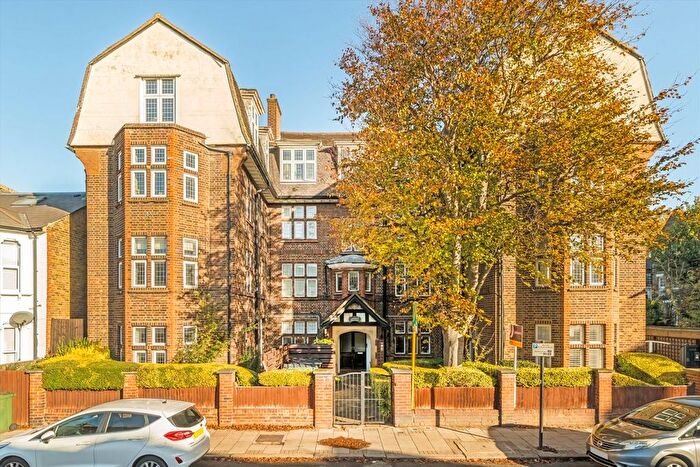 3 Bedroom Flat For Sale In Hazelbourne Road, Balham, SW12
