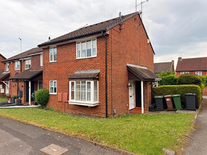 1 Bedroom Terraced House For Sale In Farrow Close, Luton, LU3