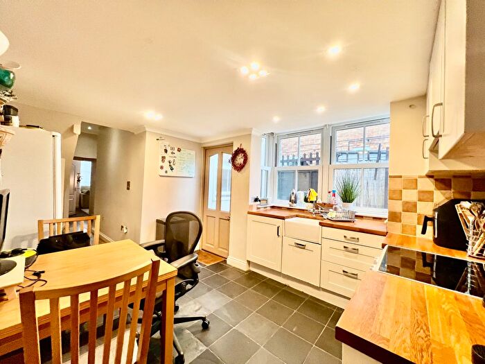 2 Bedroom Flat To Rent In Defoe Road, Stoke Newington, N16