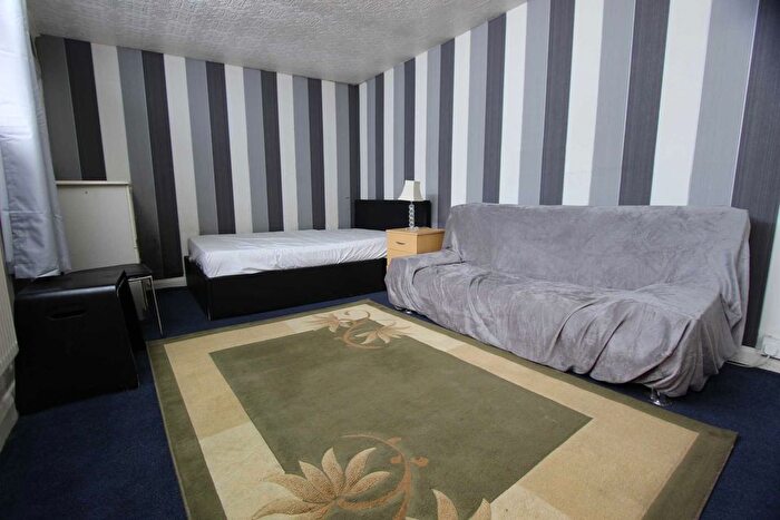 Studio To Rent In Old Oak Road, Acton, London, W3