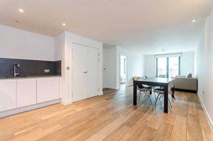 1 Bedroom Flat To Rent In Three Colts Lane, Bethnal Green, London, E2