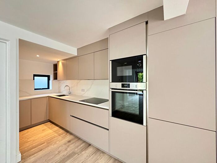 2 Bedroom Detached House To Rent In Queens Avenue, London, N3