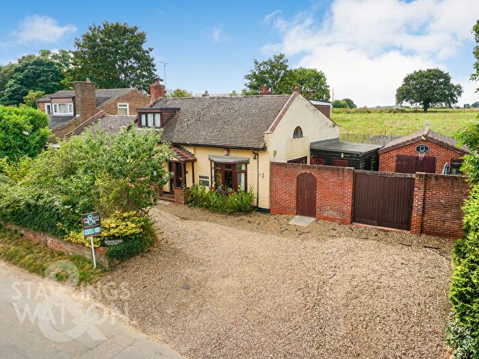 5 Bedroom Chalet For Sale In The Street, Woodton, Bungay, NR35