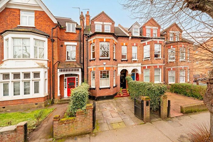 5 Bedroom Property For Sale In Park Avenue, London, NW2