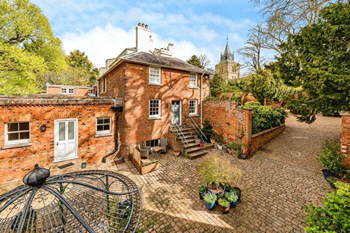 3 Bedroom Maisonette For Sale In Parsons Fee, Aylesbury, HP20