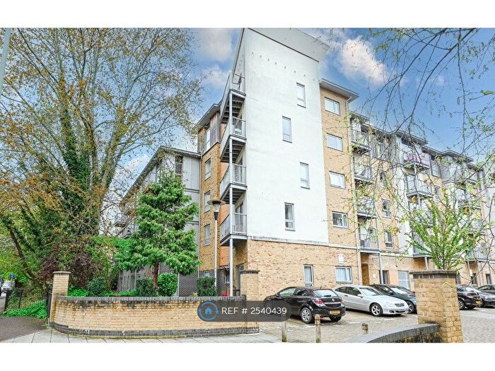 2 Bedroom Flat To Rent In Coombe Way, Farnborough, GU14