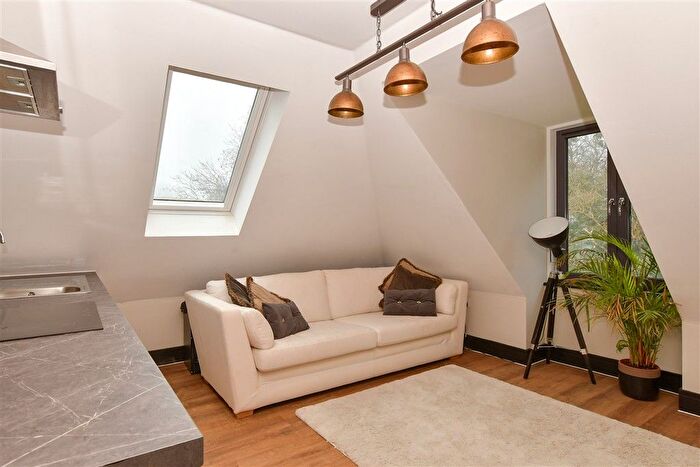 1 Bedroom Flat For Sale In North Ash Road, New Ash Green, Longfield, Kent, DA3