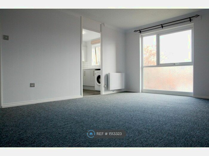 2 Bedroom Flat To Rent In Hogarth Court, Chelmsford, CM1
