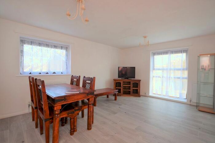 2 Bedroom Flat To Rent In Eden Close, Langley, Slough, SL3