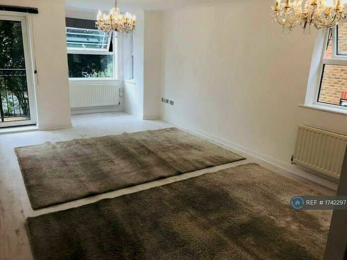 2 Bedroom Flat To Rent In Marlborough Court, Beckenham, BR3