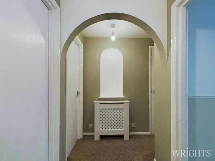 2 Bedroom Apartment For Sale In Tudor Close, Hatfield, AL10