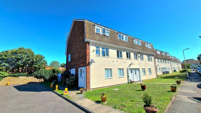 2 Bedroom Flat To Rent In Woodford Court, Birchington, CT7
