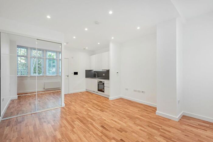 Flat To Rent In Flat Canfield Gardens, NW6