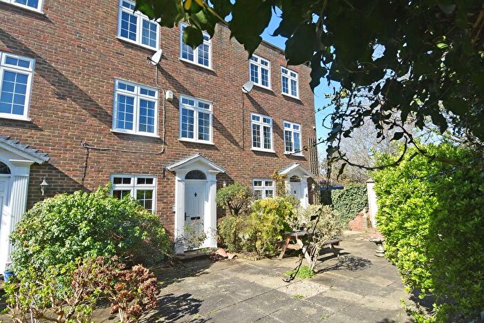 3 Bedroom Town House To Rent In Ham Street, Richmond, TW10