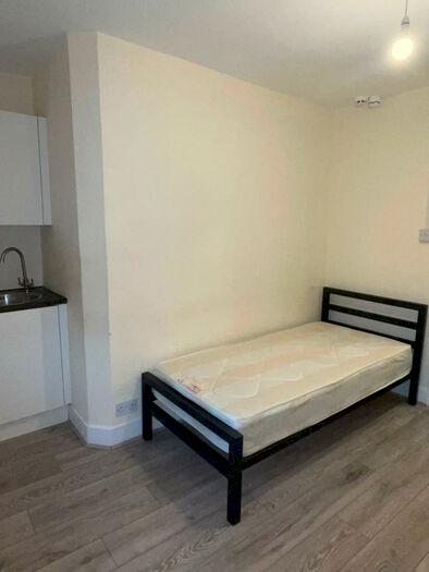 Studio To Rent In Friern Barnet Road, London, N11