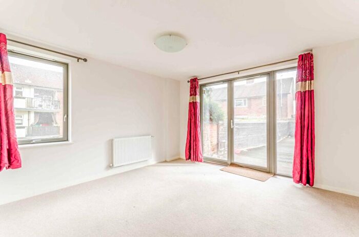 3 Bedroom Flat For Sale In Hammersley Road, Canning Town, London, E16