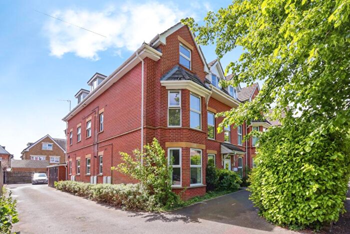 2 Bedroom Flat For Sale In Hawkwood Road, Bournemouth, Dorset, BH5