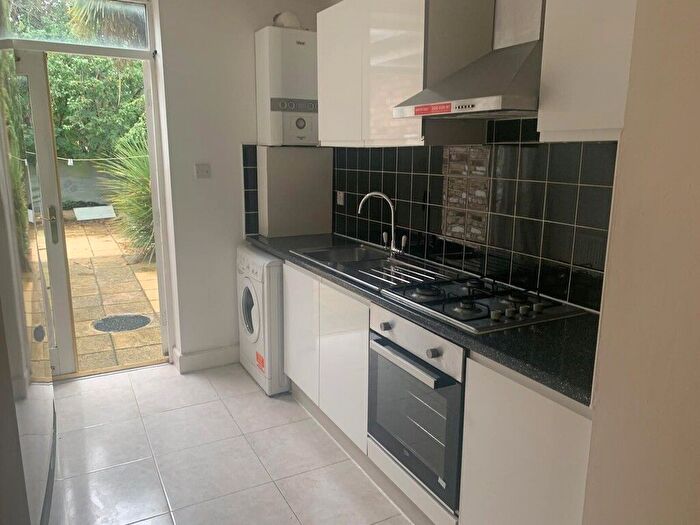 1 Bedroom Flat To Rent In Longley Road, London, SW17
