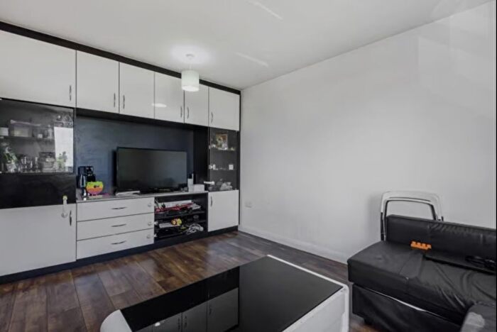 1 Bedroom Flat To Rent In Lyons Way, Slough, Berkshire, SL2