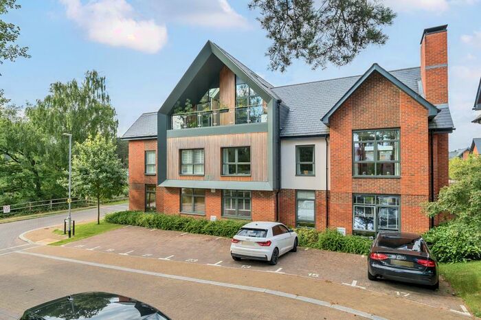 2 Bedroom Flat For Sale In Upper Longcross, Runnymede, KT16