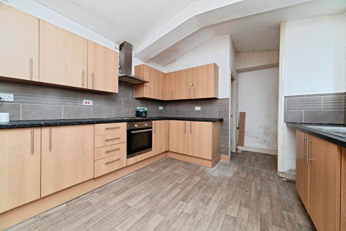 3 Bedroom End Of Terrace House For Sale In Cholmley Street, Hull, HU3