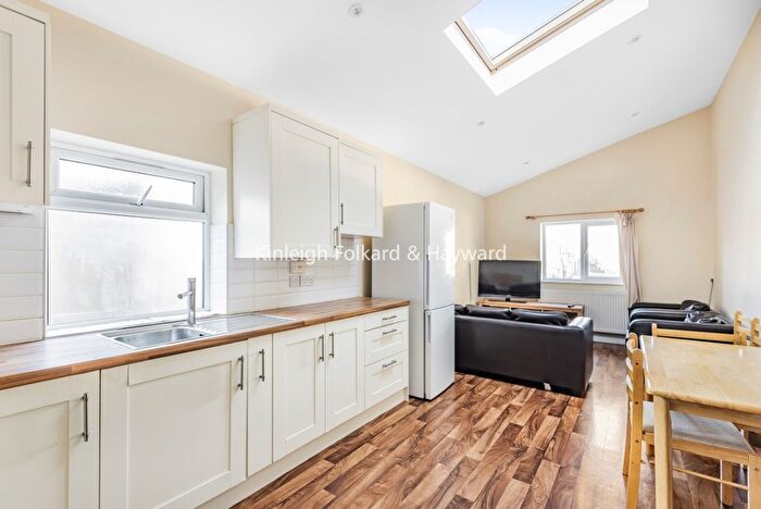 3 Bedroom Flat To Rent In Upper Tooting Road, Tooting, London, SW17