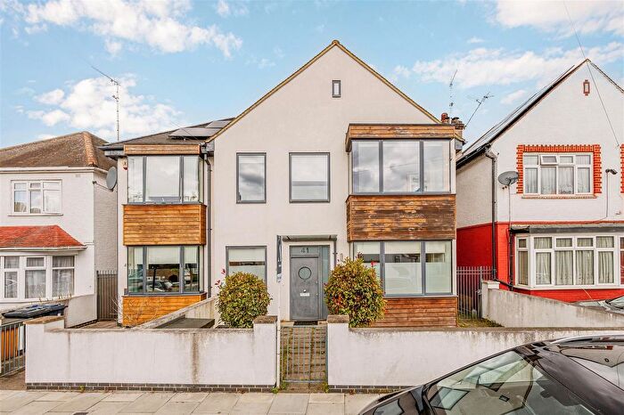 5 Bedroom Semi-Detached House To Rent In The Approach, London, W3