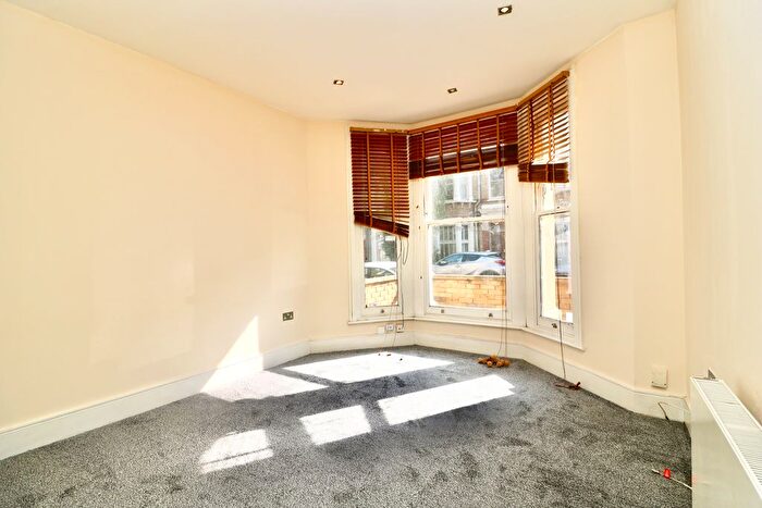 2 Bedroom Flat To Rent In St. Luke's Avenue, London, SW4