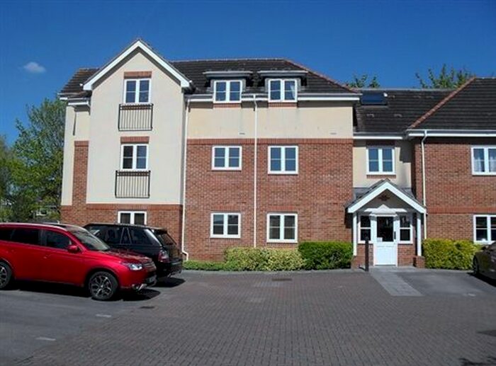 2 Bedroom Flat To Rent In Kings Oak Court, Cox Green Lane, Maidenhead, Berkshire, SL6